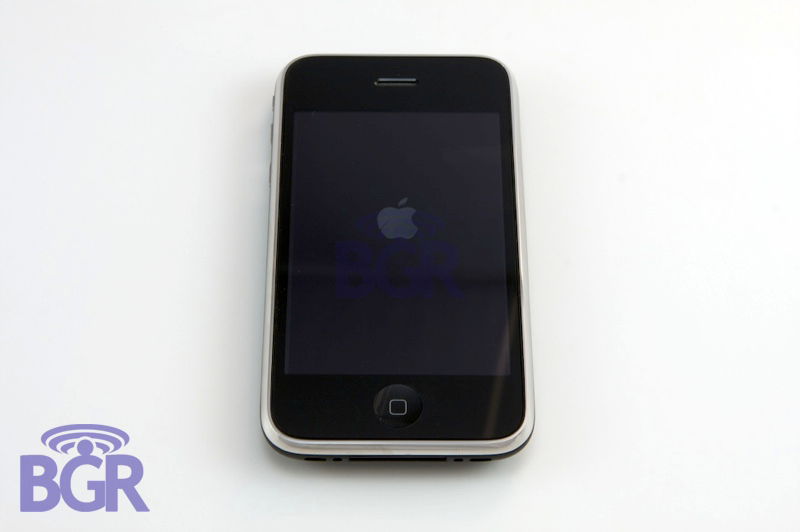 Illustration for article titled iPhone 3G First US Unboxing (Best Photos Yet)